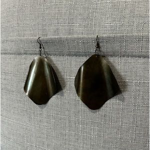 🌷Sale🌷 Gunmetal Stingray Earrings, very sturdy metal, bronze silver tone